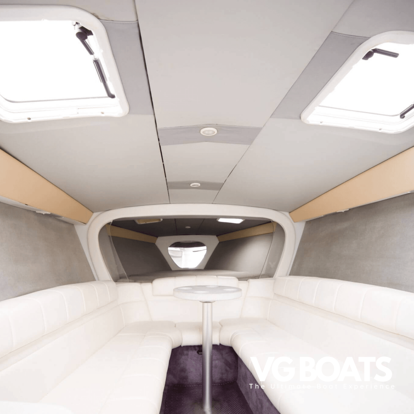 FORMULA 38 - Yachts Ibiza, Cabin Front View