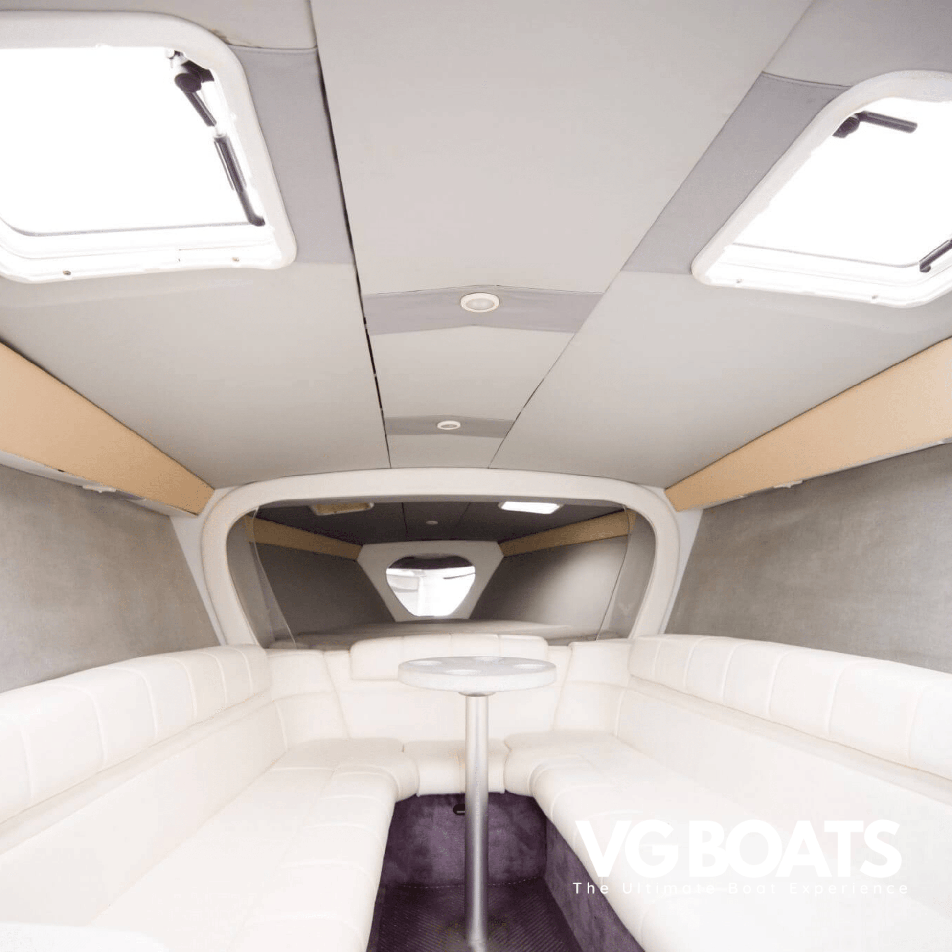 FORMULA 38 - Yachts Ibiza, Cabin Front View