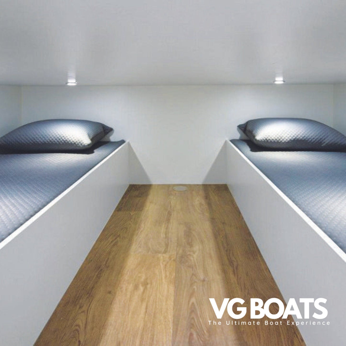 VANQUISH 43 - Yachts Ibiza, Guest Cabin View